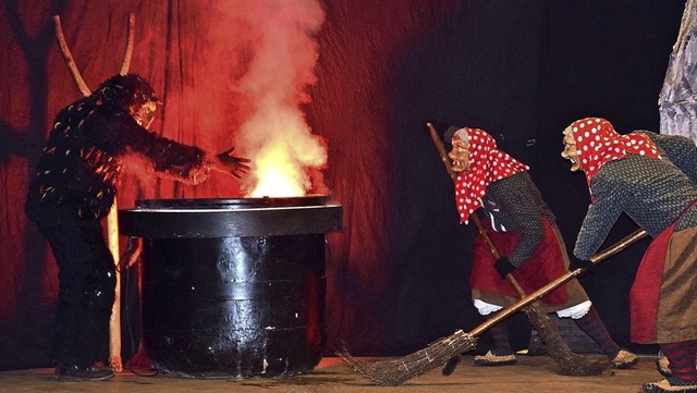 Die Waldkircher Burghexen schauen, was...eufel in seinem Kessel zusammenbraut.   | Foto: Hubert Bleyer