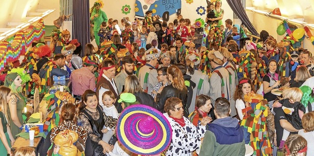 Nrrisches kleines Volk feiert mit den Narren ausgelassen im Pfarrsaal.   | Foto: Chris Seifried