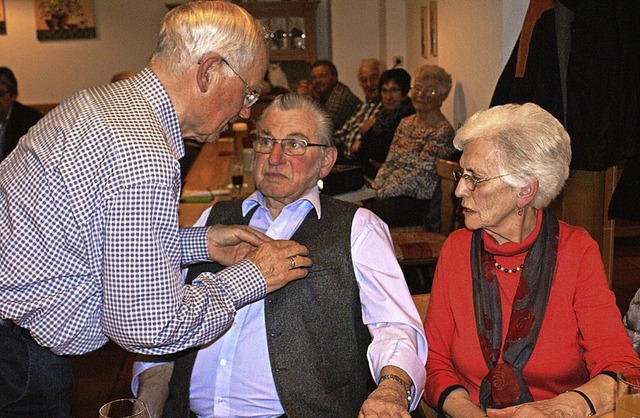 Mit der goldenen Ehrennadel des Schwar...links)  Rosina und Heinrich Stoll aus.  | Foto: Probst