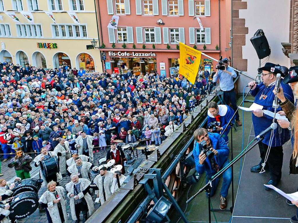 Das Freiburger Rathaus ist fest in Narrenhand – und auf dem Rathausplatz wurde gefeiert.