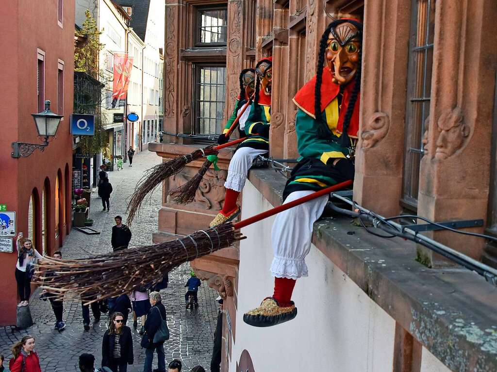 Das Freiburger Rathaus ist fest in Narrenhand – und auf dem Rathausplatz wurde gefeiert.