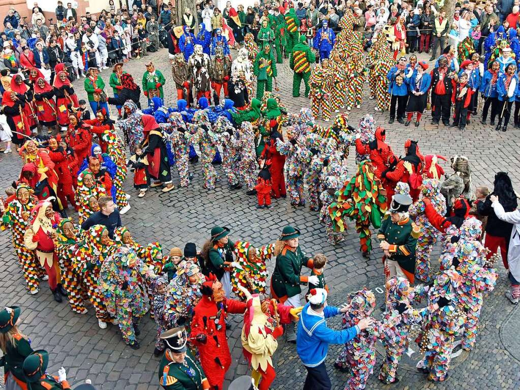 Das Freiburger Rathaus ist fest in Narrenhand – und auf dem Rathausplatz wurde gefeiert.