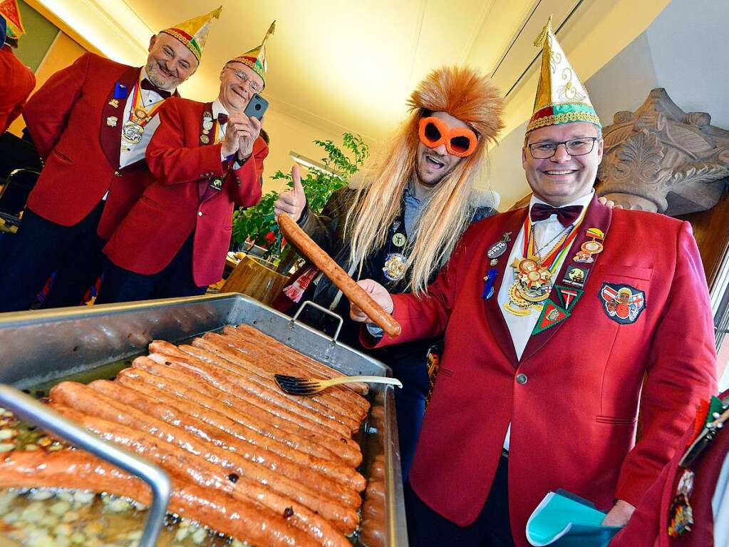 Das Freiburger Rathaus ist fest in Narrenhand – und auf dem Rathausplatz wurde gefeiert.