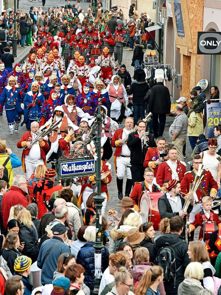 Das Freiburger Rathaus ist fest in Narrenhand – und auf dem Rathausplatz wurde gefeiert.