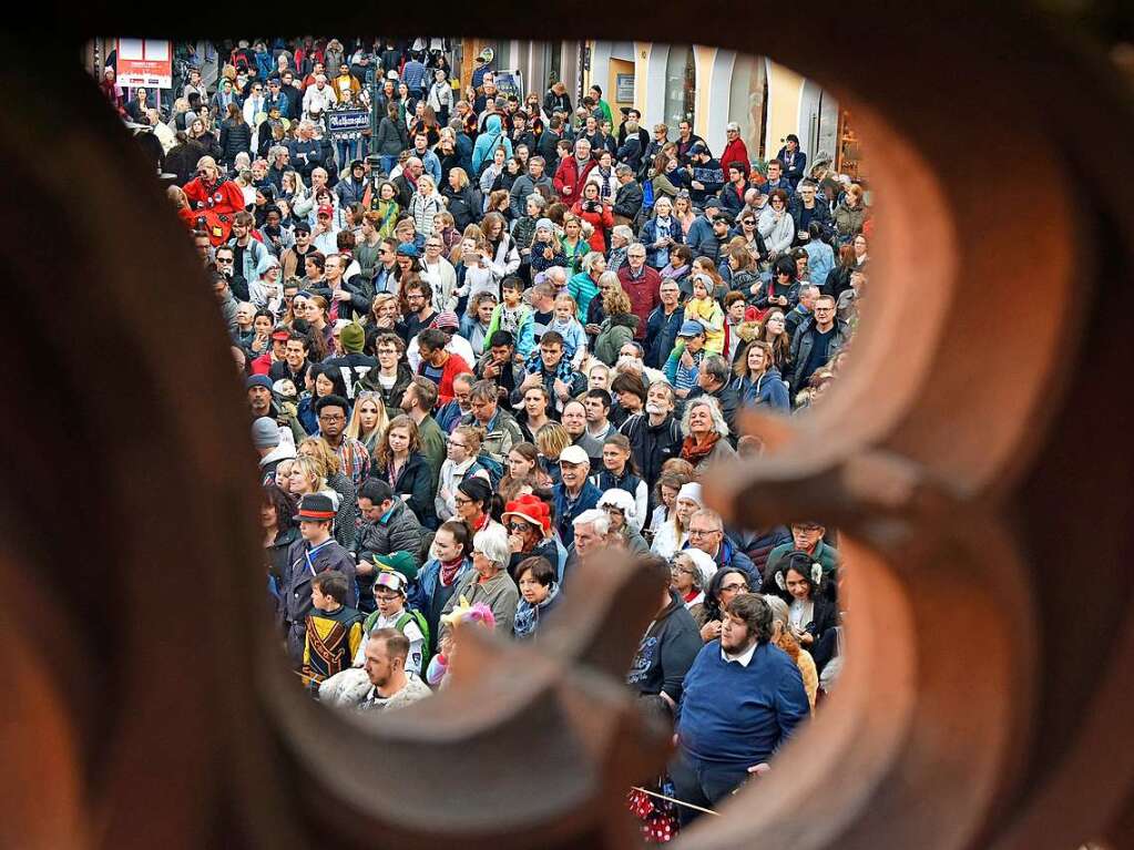 Das Freiburger Rathaus ist fest in Narrenhand – und auf dem Rathausplatz wurde gefeiert.