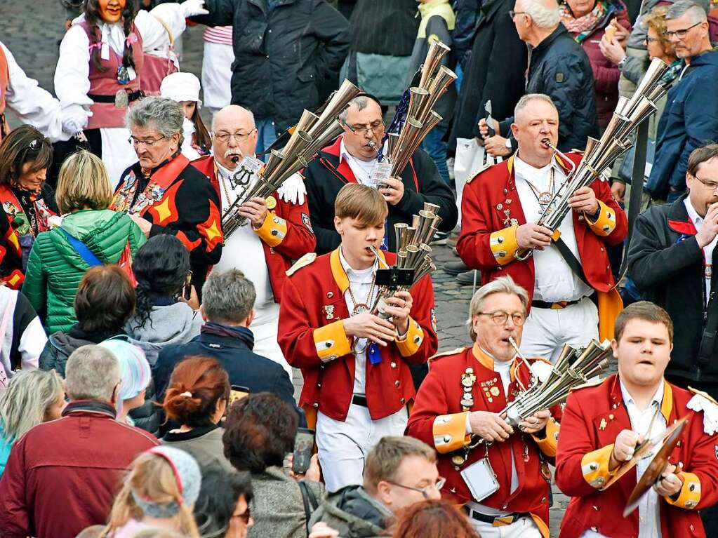 Das Freiburger Rathaus ist fest in Narrenhand – und auf dem Rathausplatz wurde gefeiert.