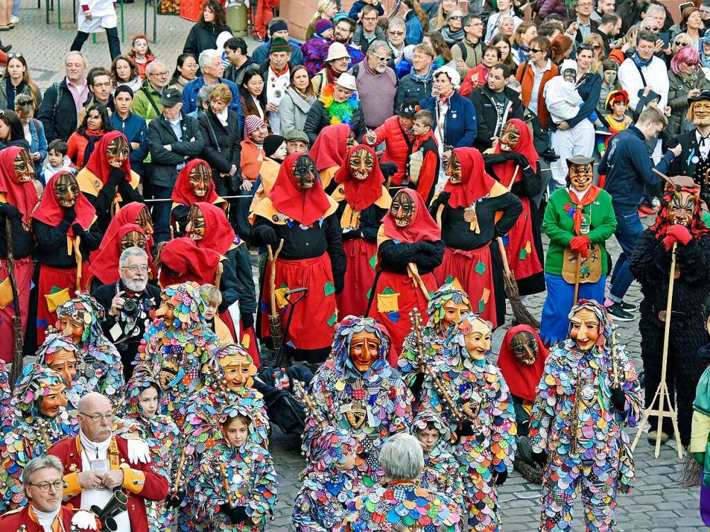 Das Freiburger Rathaus ist fest in Narrenhand – und auf dem Rathausplatz wurde gefeiert.