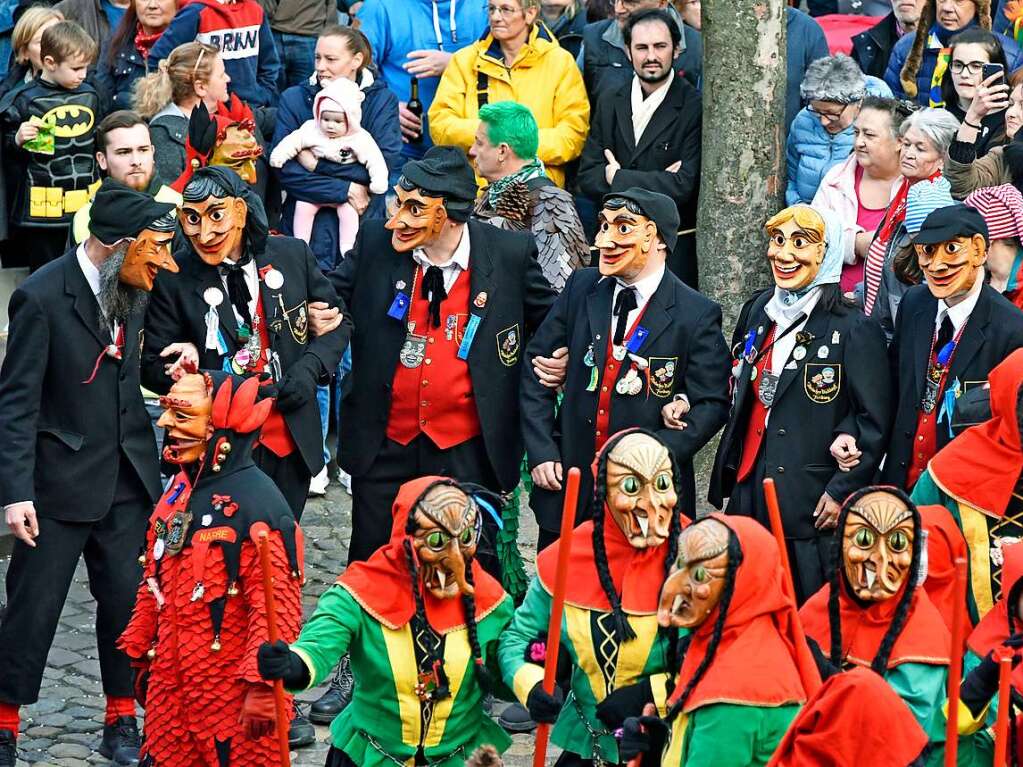 Das Freiburger Rathaus ist fest in Narrenhand – und auf dem Rathausplatz wurde gefeiert.