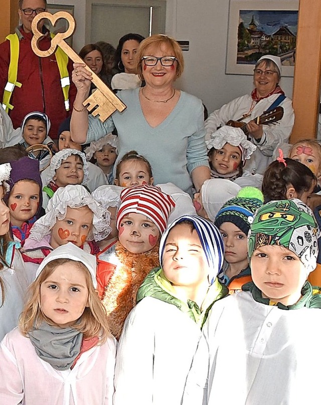 Schmutzige Dunnschtig: Die Kinder des ... Kleinen den Rathausschlssel zeigte.   | Foto: Heinz Vollmar