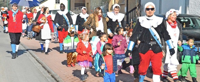 Einen kleinen Umzug machten die Narren... Kindern des Kindergartens Arche Noah.  | Foto: Sebastian Barthmes