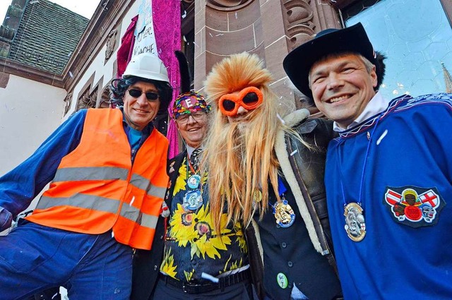 Diese vier Herren stellen das kommunal... Dunschdig tapfer dem nrrischen Volk.  | Foto: Michael Bamberger