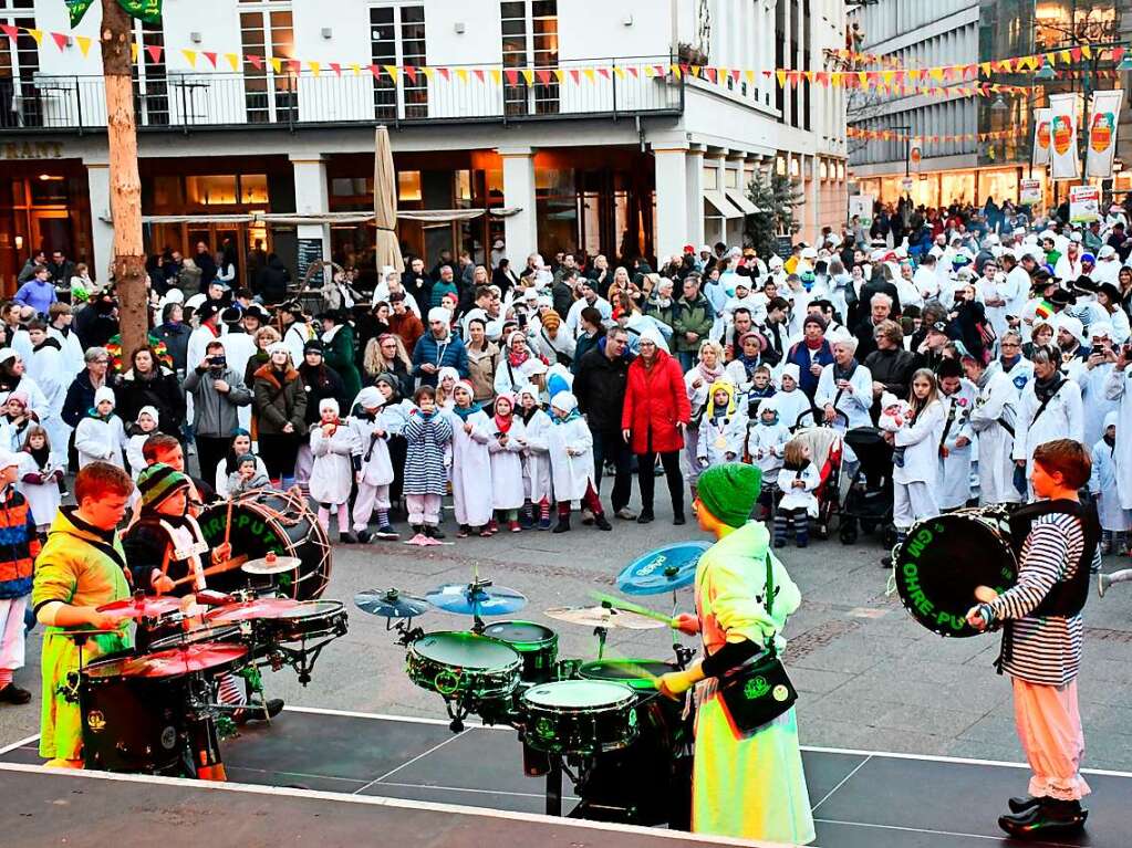 Impressionen vom Lrracher Dllerschlgg und dem Hemdglunkiumzug.