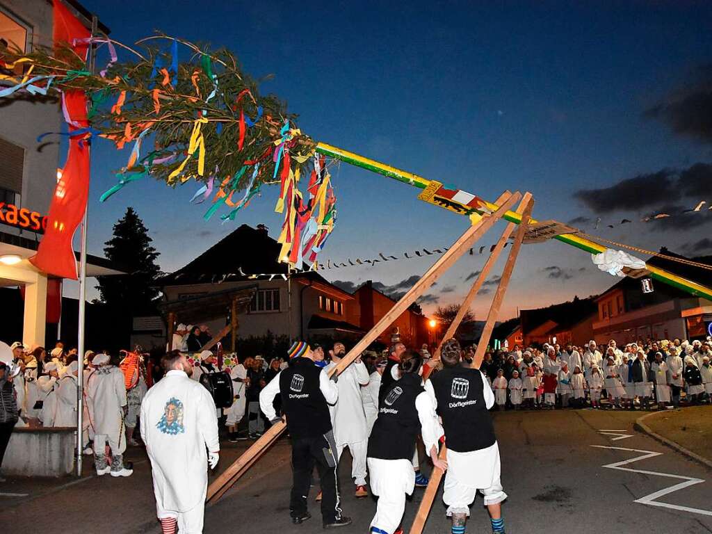 Eindrcke vom Narrenbaumstellen und vom Hemdglunki-Umzug in Wyhlen am Schmutzige Dunschtig