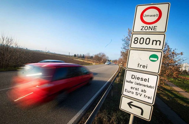 Schilder an einer Strae in Stuttgart ...rbote fr ltere Dieselfahrzeuge hin.   | Foto: dpa
