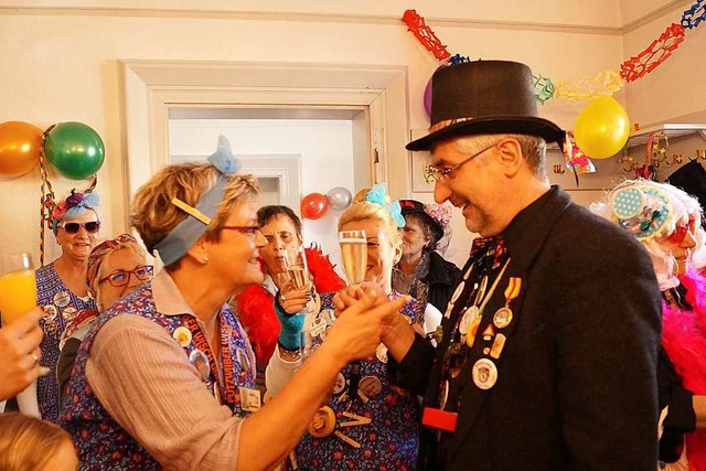 Der Brgermeister lie es sich nicht n...inen Sekt mit den Wiibern zu trinken.   | Foto: Sara Ghring