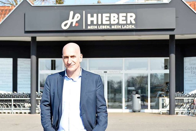 Dieter Hieber vor seinem Markt in Binzen.  | Foto: Moritz Lehmann