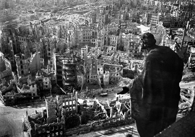 Deutschlands Stdte waren nach dem zwe...ch Ruinen: das zerbombte Dresden 1945   | Foto: AFP