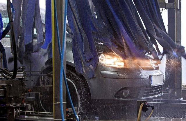 Eine grndliche Wagenwsche gehrt zum...ten zufolge aber noch nicht wechseln.   | Foto: Christin Klose/dpa