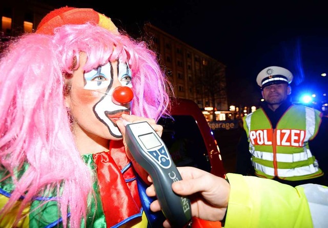 Zwei Autofahrer mussten in Lrrach am ...m Verkehr gezogen werden (Symbolbild).  | Foto: Patrick Seeger