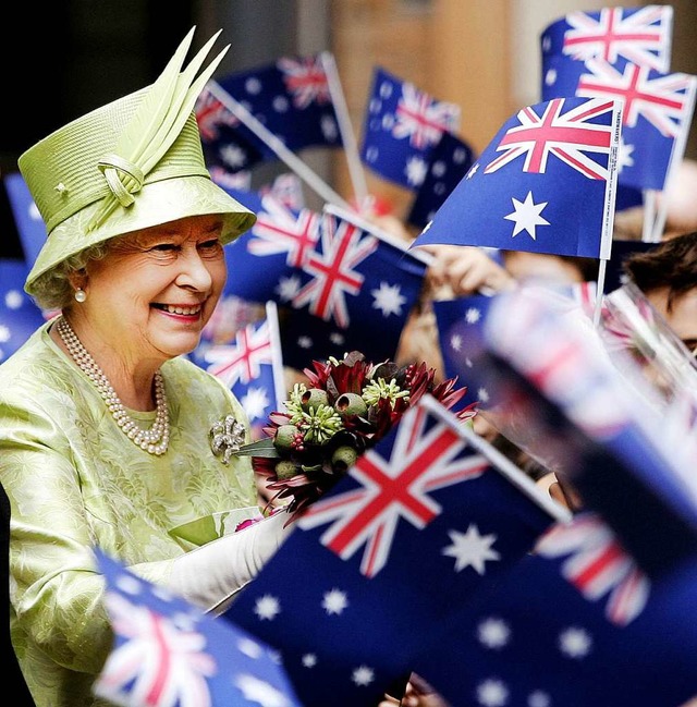 Die englische Knigin zu Besuch in Aus...tralien war frher englische Kolonie.   | Foto: afp