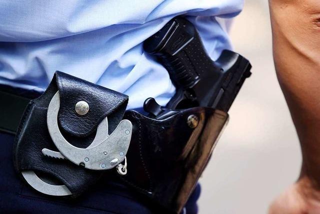 Betrunkener beim Hemdglunki in Zell versucht Polizistin zu beißen