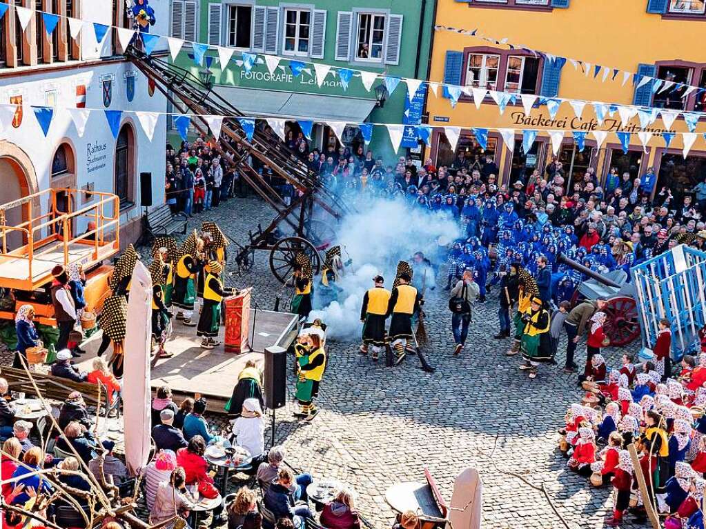 Wie immer originell bernahmen die Narren die Macht in Staufen. Bei Umzug und Rathaussturm haben sie klar gemacht, wer bis Aschermittwoch das Sagen hat.