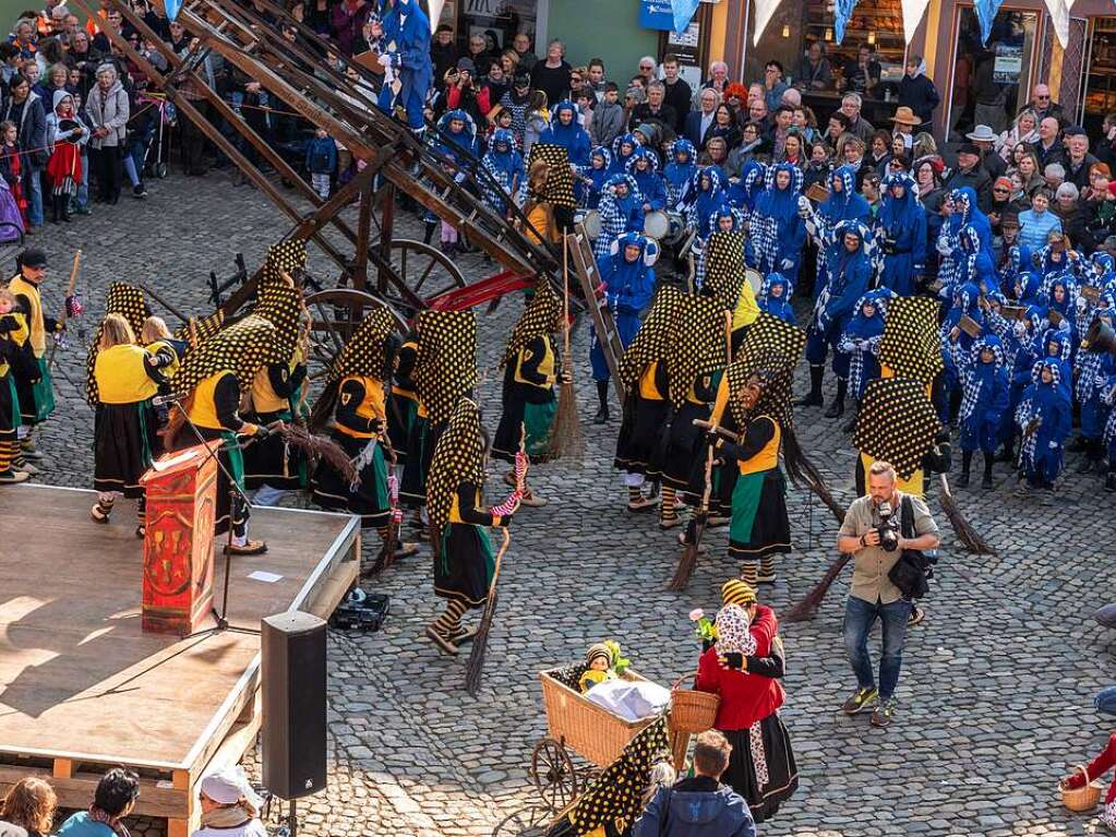 Wie immer originell bernahmen die Narren die Macht in Staufen. Bei Umzug und Rathaussturm haben sie klar gemacht, wer bis Aschermittwoch das Sagen hat.