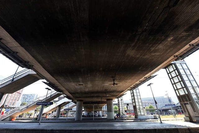 Die Kosten fr die Stadtbahnbrcke sin...normalen Bauunterhalt nicht enthalten.  | Foto: Rita Eggstein