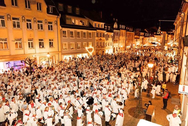 Viel los war beim Hemdglunkerumzug in ...nd auch danach in Straen und Lokalen.  | Foto: Gabriele Zahn