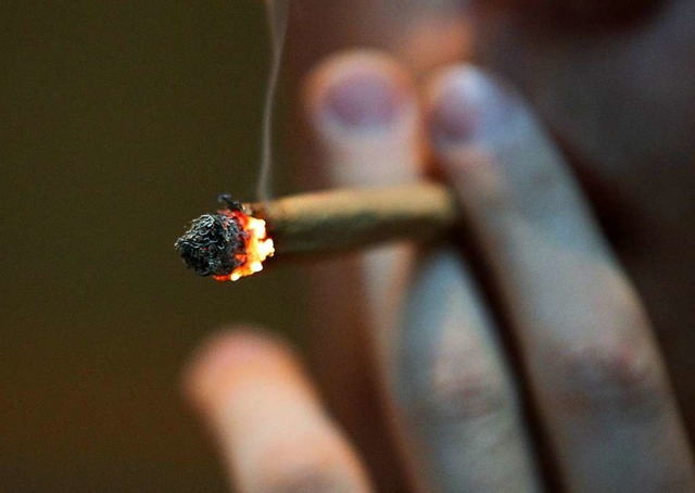 Weil die Polizisten Marihuana rochen, ...h jemand aus dem Fenster. (Symbolbild)  | Foto: dpa