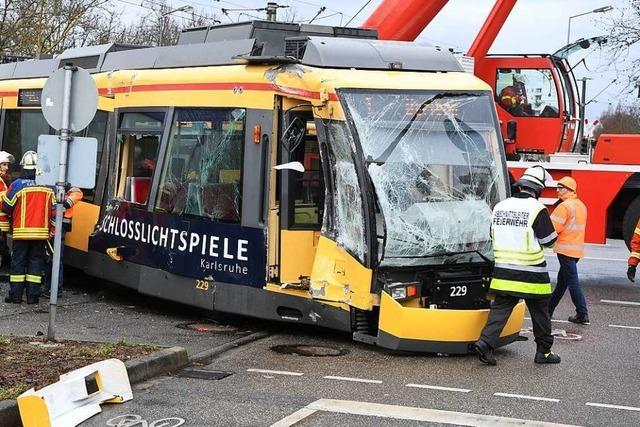 Straßenbahn rammt Sattelzug in Karlsruhe – 17 Verletzte