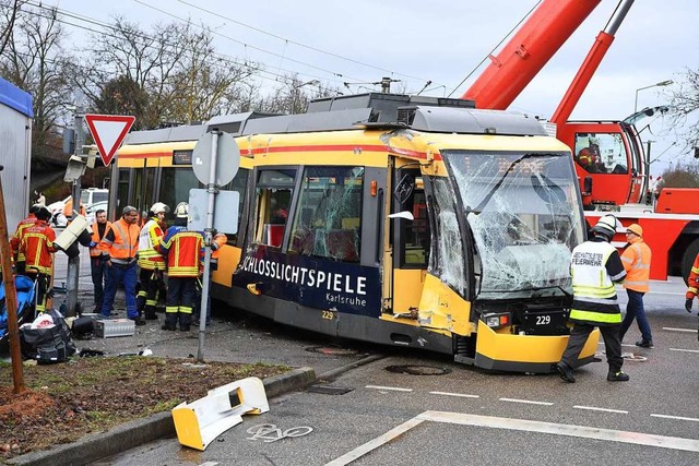 Straenbahn rammt Sattelzug  in Karlsruhe &#8211; mehrere Verletzte  | Foto: dpa