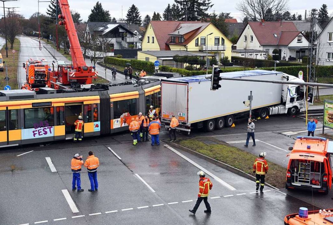 Straßenbahn rammt Sattelzug in Karlsruhe – mehrere Verletzte Foto...