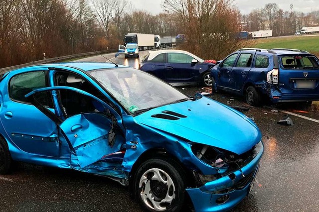 Drei Fahrzeuge waren an dem Unfall beteiligt.  | Foto: Manfred Ziepf