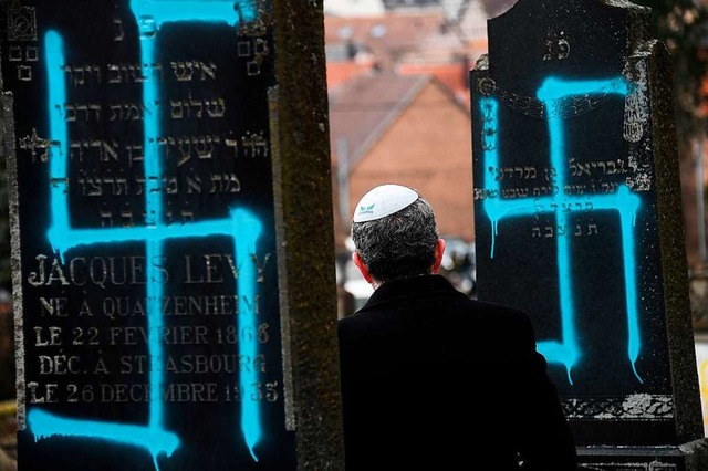 Hakenkreuze wurden in der Nacht zum 19...hen Friedhofs in Quatzenheim gesprht.  | Foto: AFP