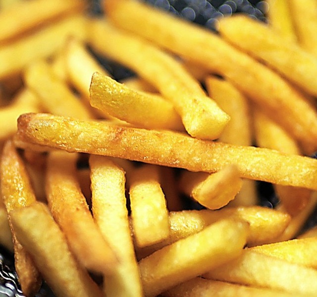 Am Samstag gibt&#8217;s zum letzten Mal Pommes in der Stadthalle.   | Foto: dpa