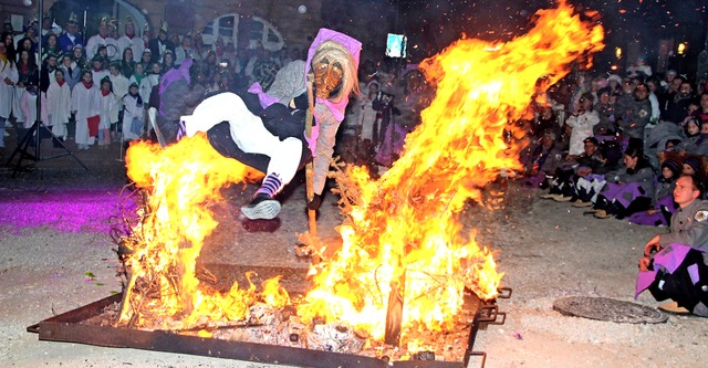 Schauspiel der besonderen Art in Herbo...Briggle Hexen beim Sprung bers Feuer   | Foto: Werner Schnabl