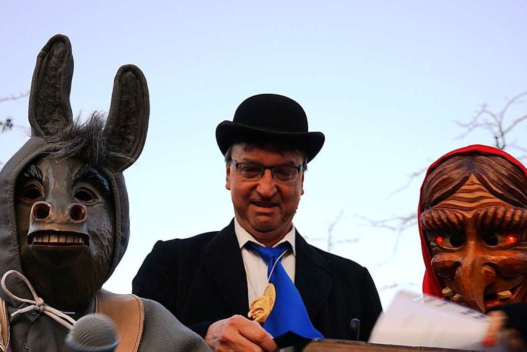 Esel und Hx nehmen Umkirchs Brgermeister Walter Laub in nrrischen Arrest.  | Foto: Julius Wilhelm Steckmeister