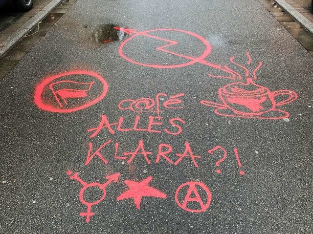Ein Graffiti weist auf das Caf der Ha...heit &#8222;Caf Alles Klara?!&#8220;  | Foto: Bernhard Amelung