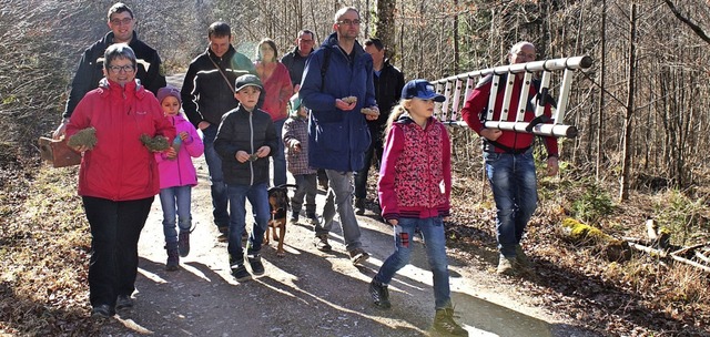 Mit der Schwarzwaldvereinsvorsitzenden...) ging es fr die Kinder in den Wald.   | Foto: Anja Bertsch