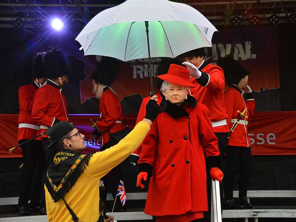 Die Queen besucht das Guggenfestival.