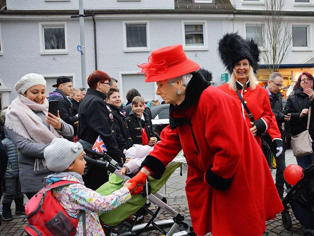 Die Queen besucht das Guggenfestival.