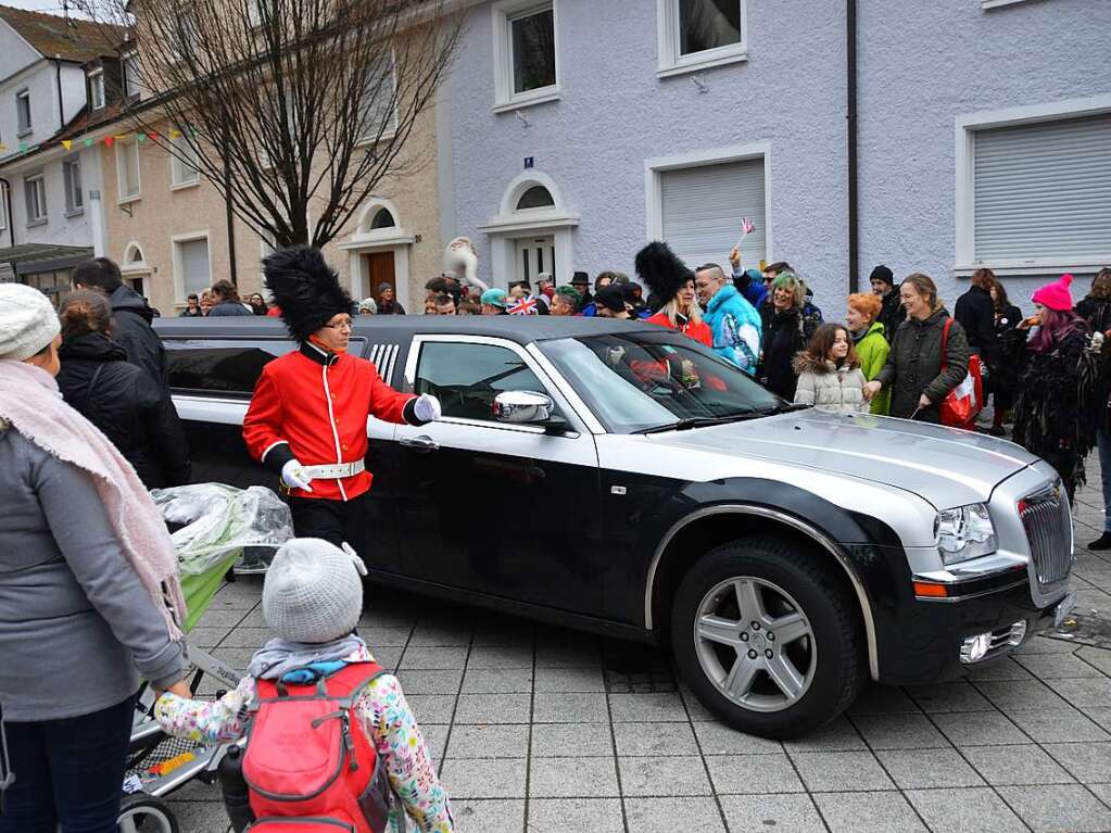 Die Queen besucht das Guggenfestival.