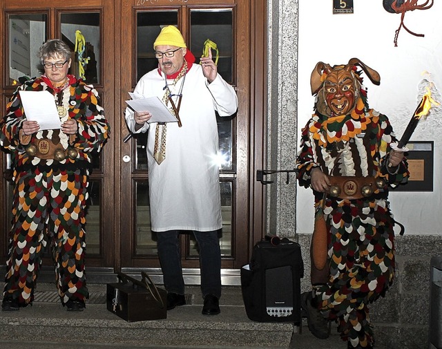 Zunftmeisterin Sylvia Weiler und ihre ...r Thomas Kaiser den Rathausschlssel.   | Foto: Cornelia Liebwein