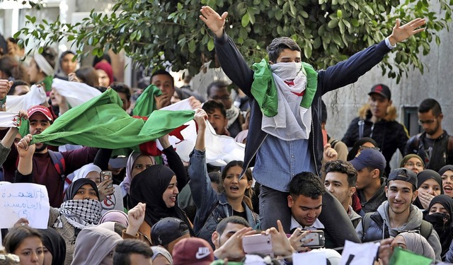 berall im Land, so wie hier in Algier...zu  Demonstrationen gegen das Regime.   | Foto: DPA