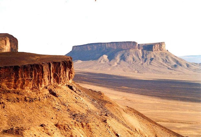 Schroffe Felsen: Berglandschaft am Rande der Sahara.  | Foto: Niklas Arnegger