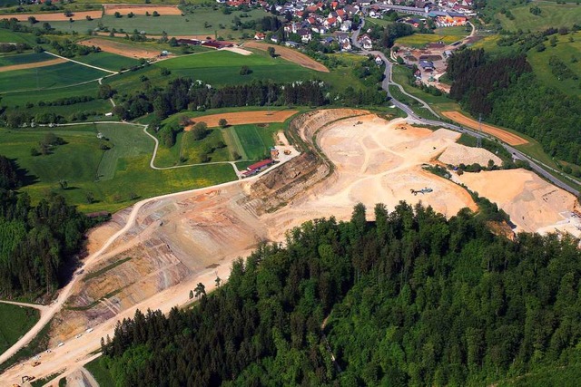 Offene Wunde in der Landschaft, die Au...BI setzt weiter auf den groen Deckel.  | Foto: Erich Meyer