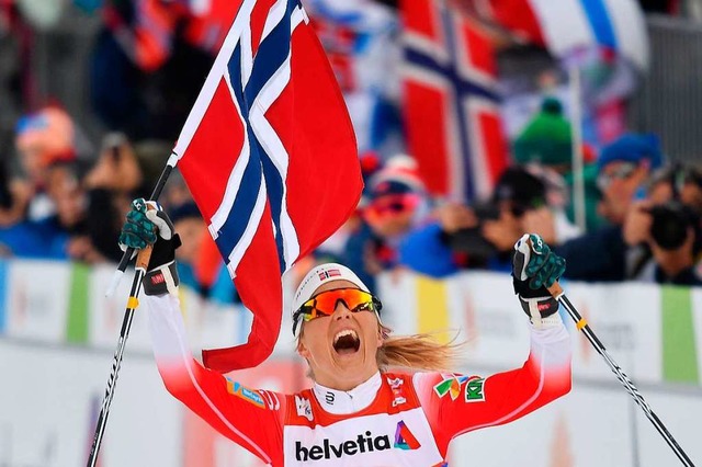 Therese Johaug nach ihrem Sieg im 30-Kilometer-Rennen.  | Foto: AFP
