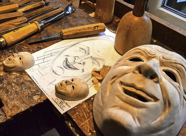 Mit Hammer, Schnitzeisen und Sge wird...ersten Entwurf eine kunstvolle Maske.   | Foto: Fotos: Hennicke