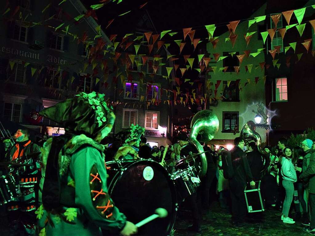 Im Rhythmus der Gugger bebte Freitagnacht die Laufenburger Altstadt auf der deutschen wie auf der Schweizer Seite .